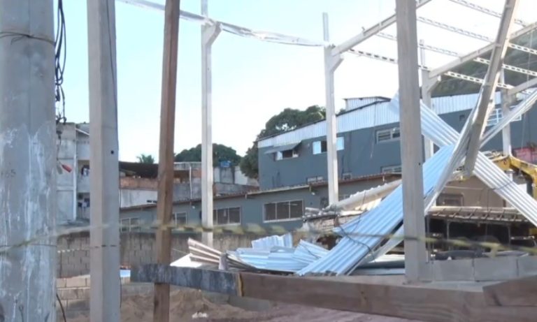 Três trabalhadores ficam feridos após teto de galpão ceder em Vila Velha