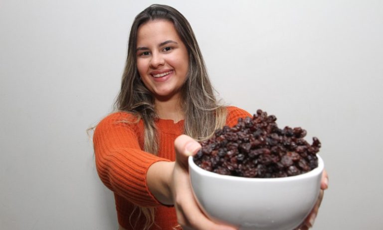 Uva-passa: conheça os prós e os contras da fruta polêmica