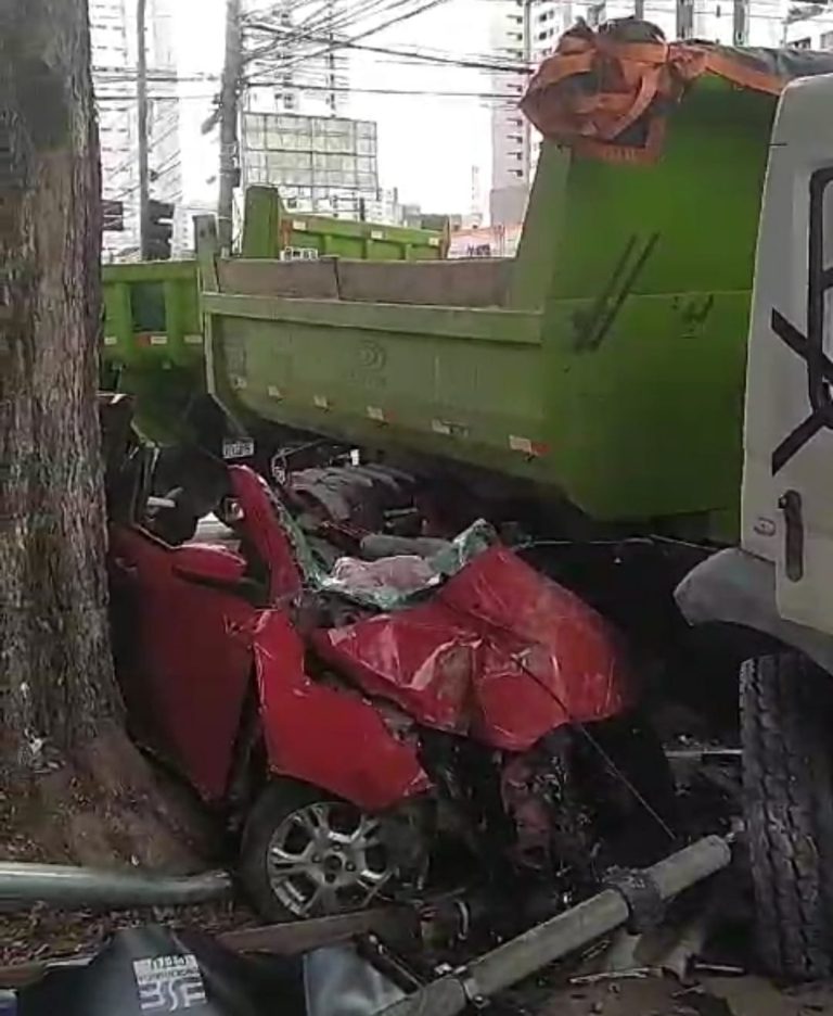 VÍDEO: Acidente grave entre um caminhão da prefeitura e um carro deixa dois mortos