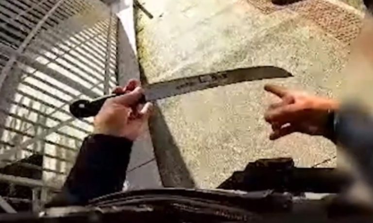 Vendedor é preso após agredir mulher com facão na Serra
