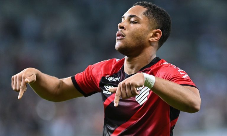 Vitor Roque desembarca em Barcelona e pode fazer estreia no dia 4
