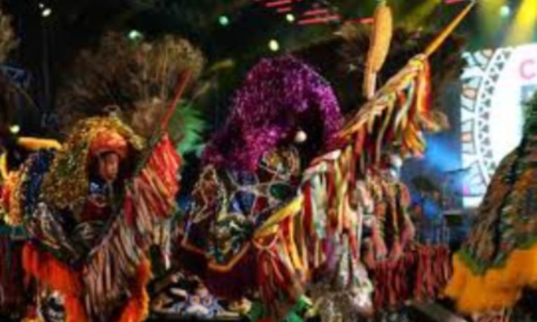 A poesia do maracatu de baque solto chega à Praia de Ponta de Pedras, em Goiana