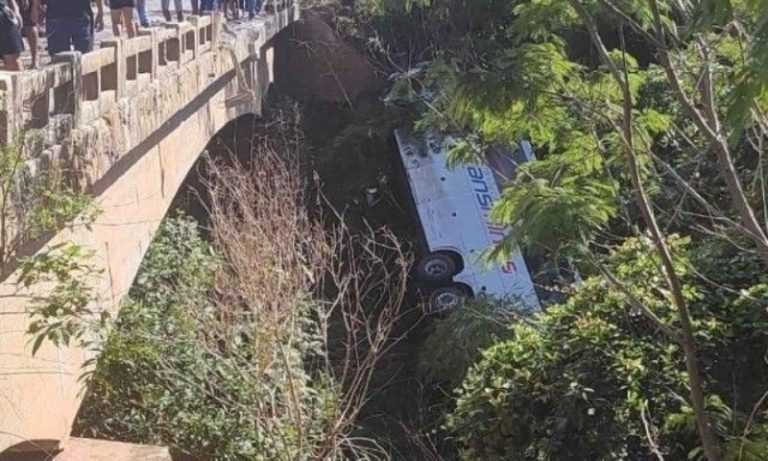 Acidente entre carro e ônibus de turismo deixa oito mortos em MG