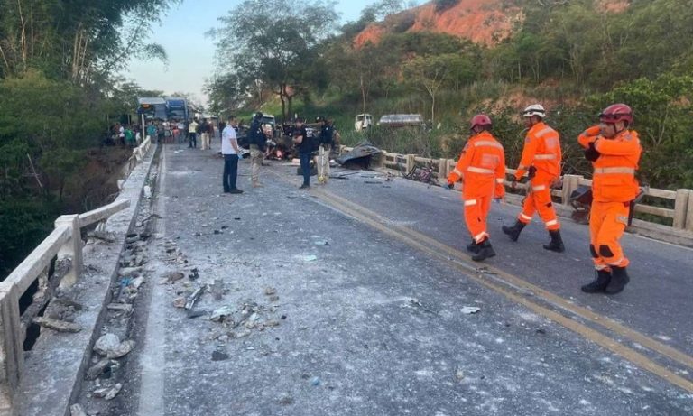 Acidente entre carro e ônibus deixa 8 mortos e 25 feridos em MG