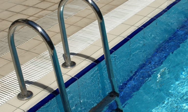 Adolescente morre após se enroscar em escada de piscina em prédio