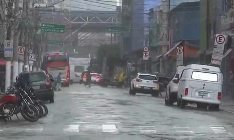 Após forte chuva, SP tem pontos de alagamentos e estado de atenção