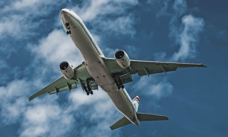 Avião faz pouso de emergência em Salvador após piloto passar mal