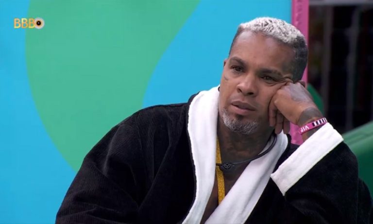 ‘BBB 24’ tem madrugada com crise de identidade de Rodriguinho, incômodo e ‘fofoca’