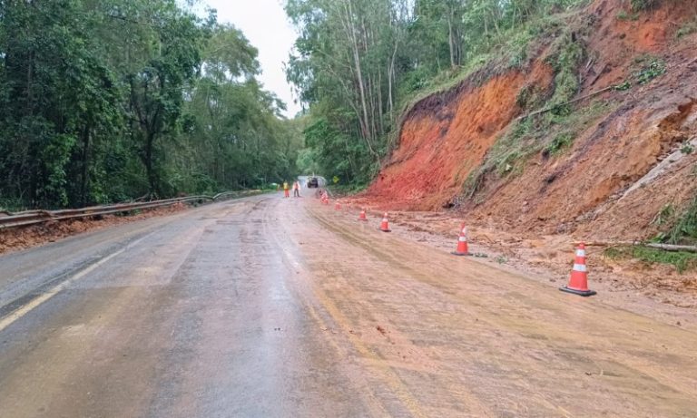 BR-262 em Domingos Martins é totalmente liberada após queda de barreira