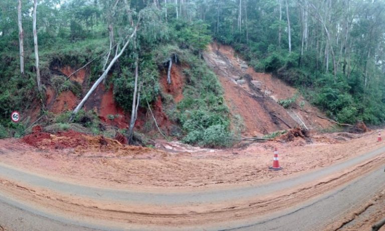 BR-262 volta a ser totalmente fechada para limpeza da pista na região Serrana do ES
