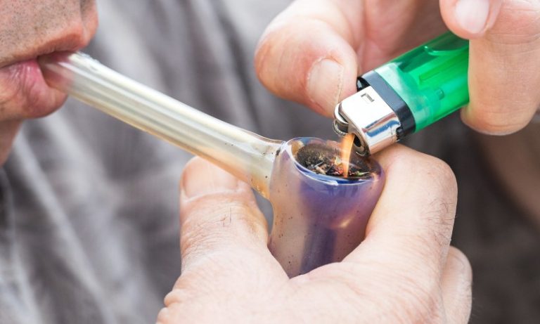 Balneário Camboriú aprova lei para multar usuários de drogas