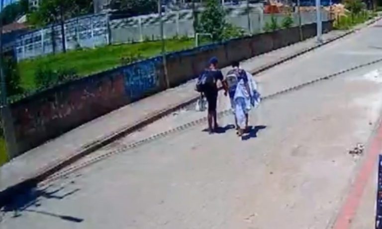 Bandidos invadem casa e roubam até carne da geladeira em Cariacica