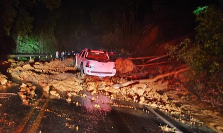Barreira cai e interdita pista da BR-262 na região Serrana do ES