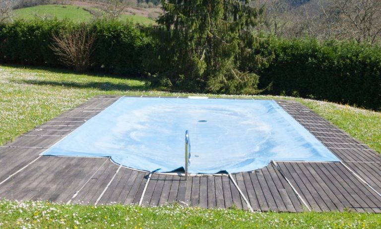 Bebê de 1 ano morre afogada após se enrolar em lona de piscina