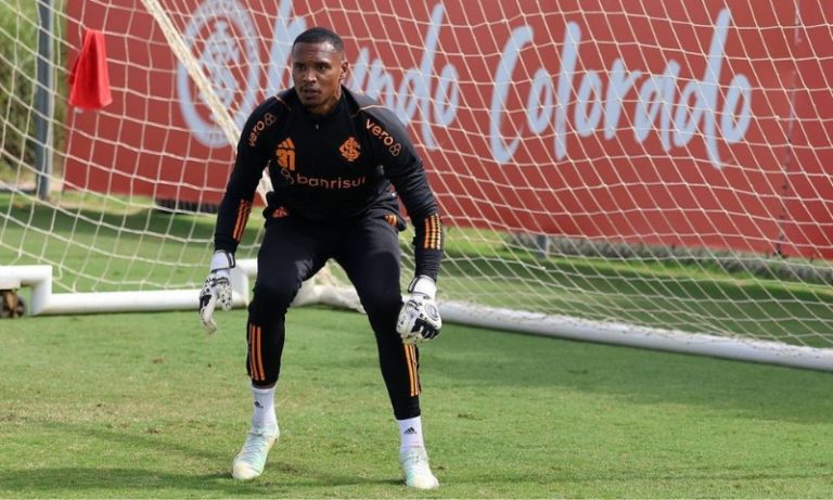 Botafogo anuncia a contratação do goleiro John, ex-Santos