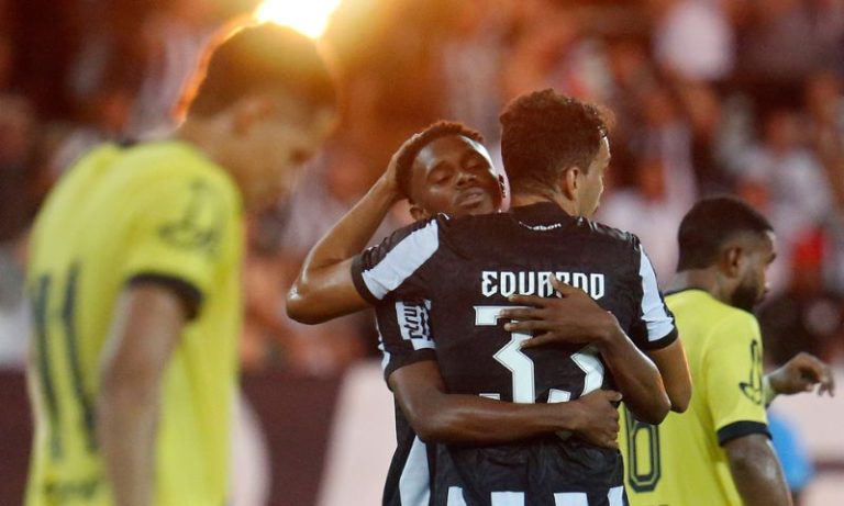 Botafogo vence Madureira com vaias e retorno inspirado de Jeffinho
