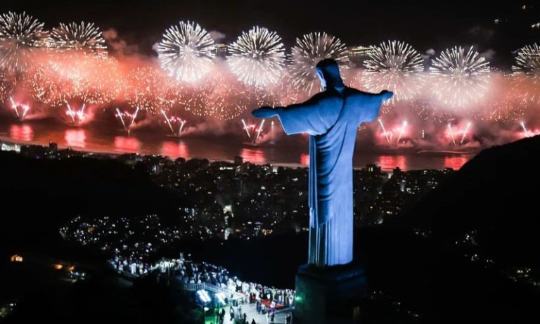 Brasileiros comemoram a chegada de 2024 com shows, festa e queima de fogos