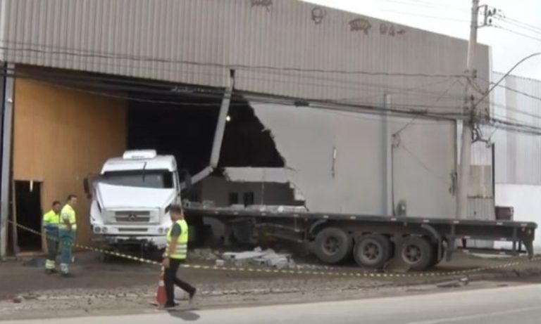Carreta perde controle após passar em poça d’água e atinge empresa em Cariacica