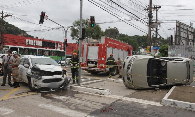 Carro capota e motorista fica preso dentro de veículo na avenida Vitória
