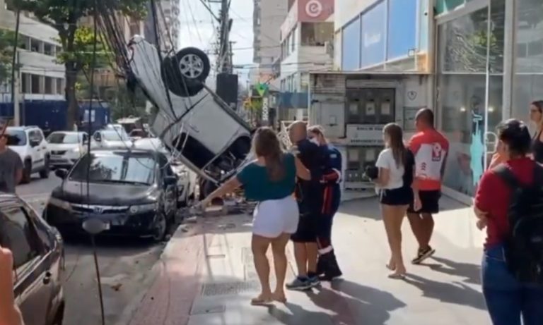 Carro é roubado após ser atingido por veículo que caiu de prédio na Praia da Costa