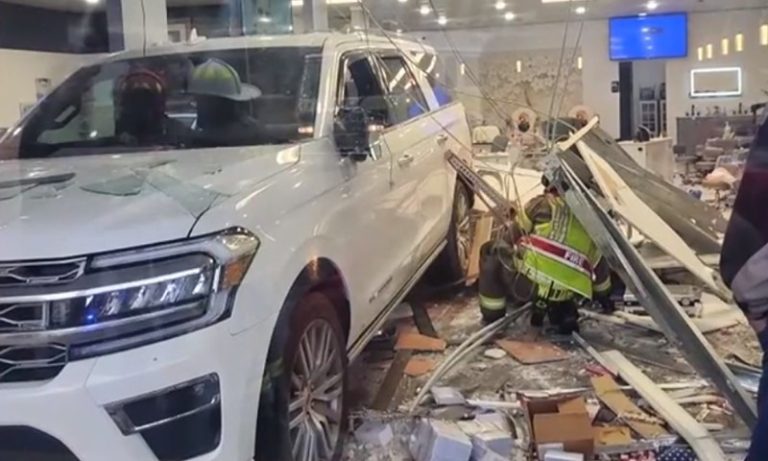 Carro invade salão de manicure, mata uma cliente e fere outras três nos EUA