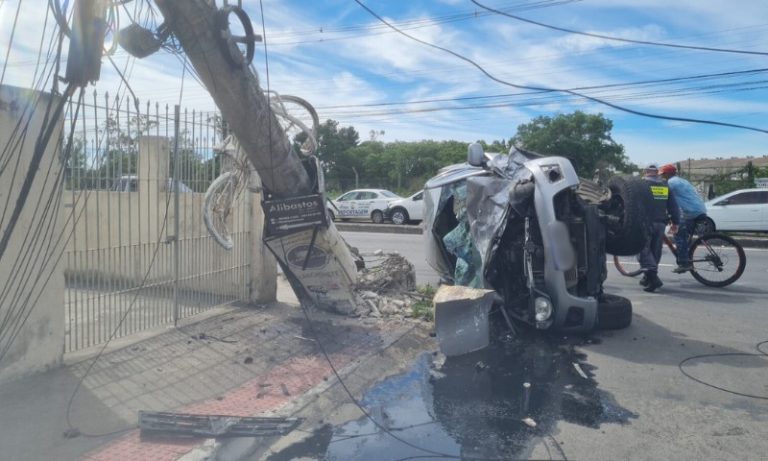 Casal fica ferido após caminhonete capotar e bater em poste na Serra