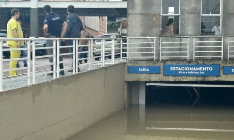 Chuva deixa 7 mortos, alaga ruas, inunda hospital e fecha estações de metrô no RJ