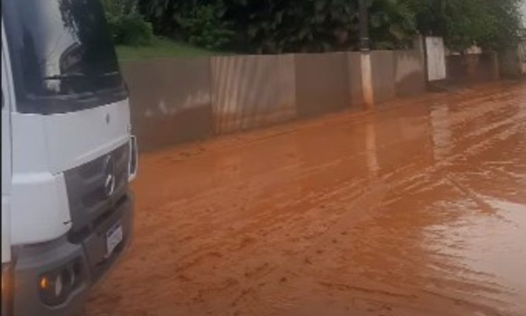 Chuva forte causa alagamento e deixa ruas com barro em cidade do ES
