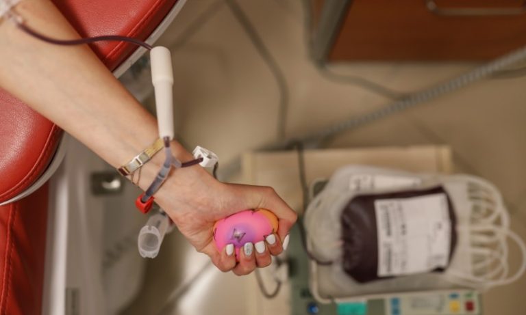 Com estoque em alerta, Hemoes realiza coleta de sangue em shopping de Vila Velha