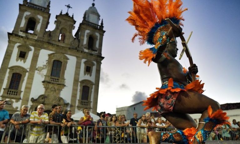 Começam as prévias gratuitas do melhor carnaval de rua em linha reta do Brasil