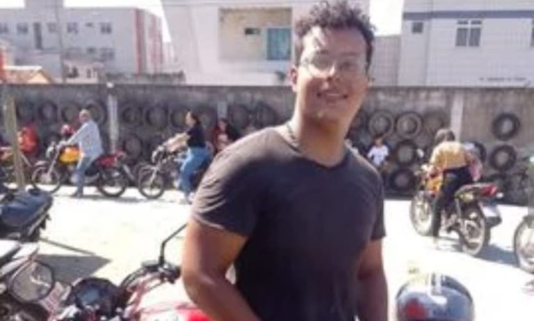 Corpo de motociclista morto em acidente é enterrado em Guarapari
