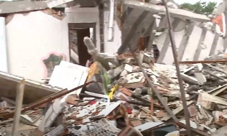 Criança ficou 40 minutos presa aos escombros após desabamento de casa em Vila Velha