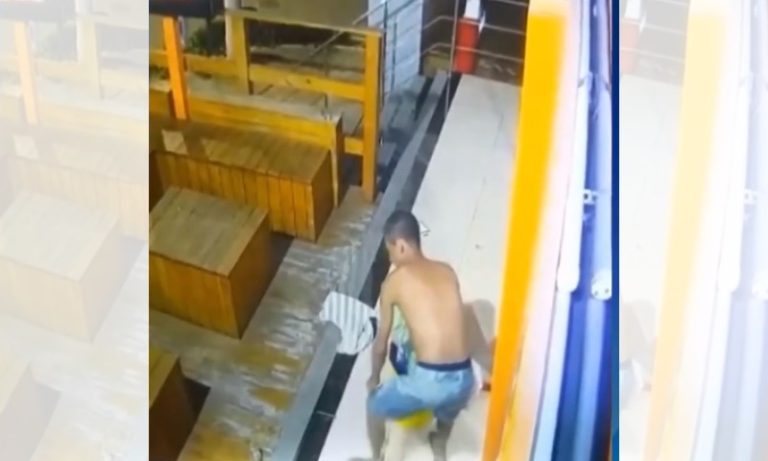 Criminosos invadem loja de conveniências e utilizam lixeira para carregar produtos