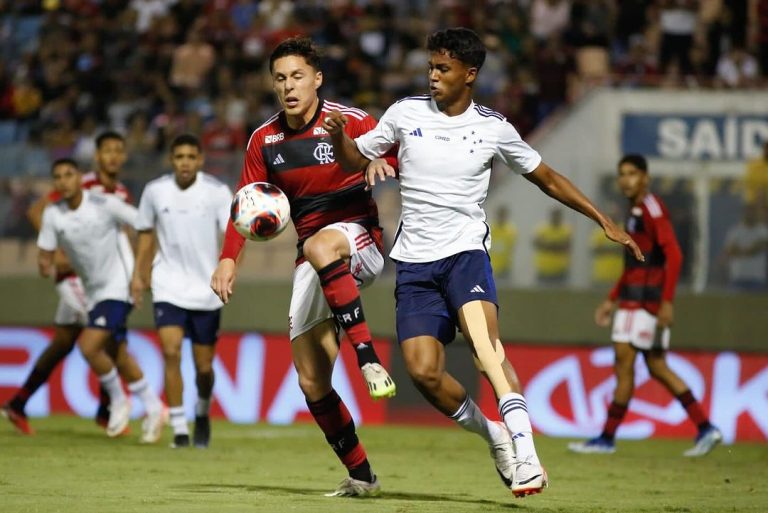 Cruzeiro bate Flamengo com pênalti no VAR e vai à final da Copinha após 17 anos