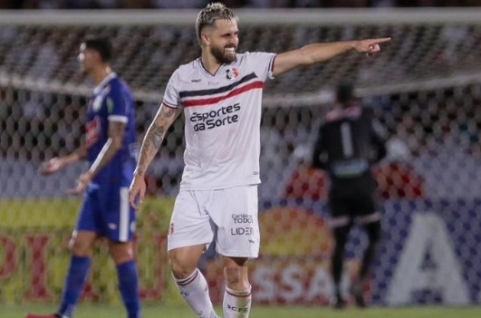 Desta vez, Santa Cruz estreia com o pé direito e faz a festa no Arruda