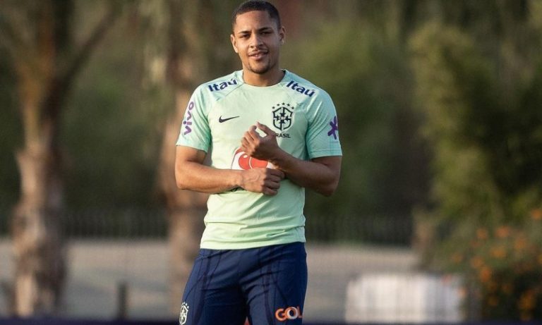 Dirigente exalta maturidade de Vitor Roque no Barcelona: ‘Parece mais velho’