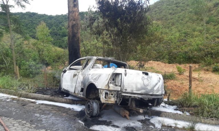 Duas pessoas morrem após carro pegar fogo na BR-262, em Viana