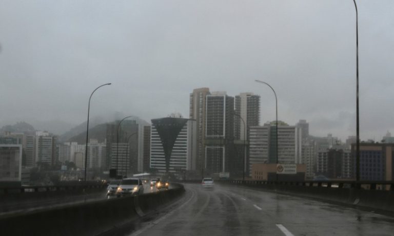 ES entra em alerta para fortes chuvas em todas as cidades