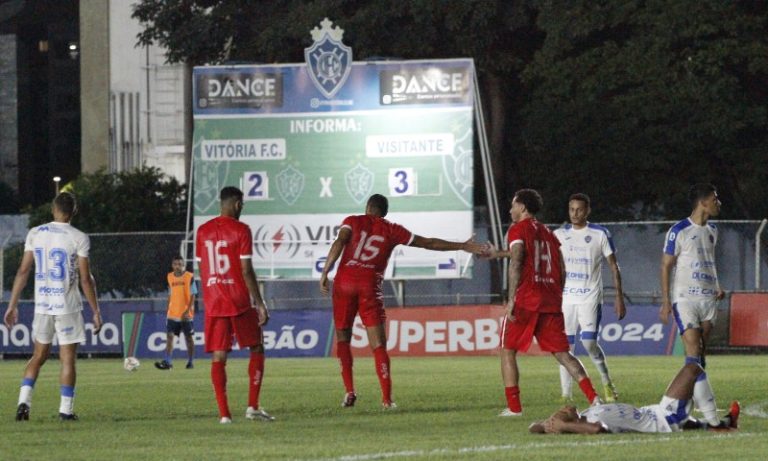 Em jogo com viradas, Real Noroeste supera o Vitória pelo Capixabão
