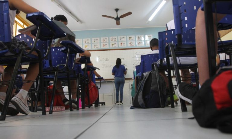 Escolas do Espírito Santo vão rever regras para uso de celular