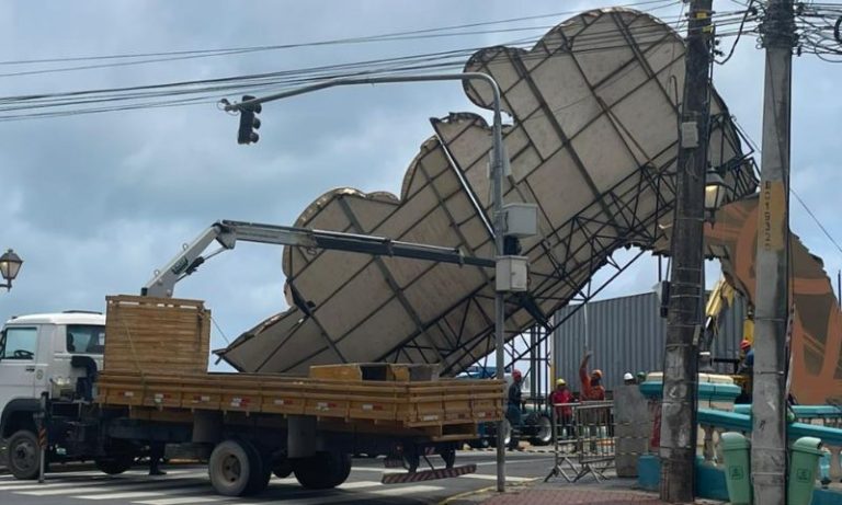 Estrutura carnavalesca desaba na Ponte Buarque de Macedo, no Centro do Recife