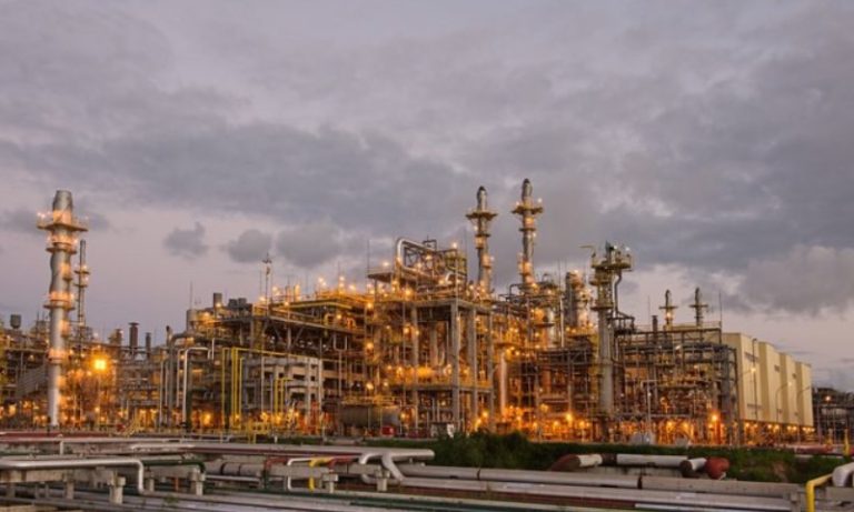 Explosão na Refinaria Abreu e Lima, em Suape, deixa quatro feridos