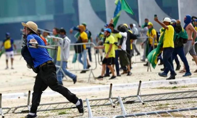 Faz um ano: veja o passo a passo do ato golpista
