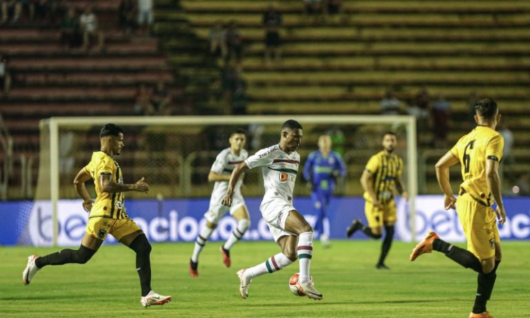 Fluminense abre busca do tricampeonato carioca cedendo empate no fim