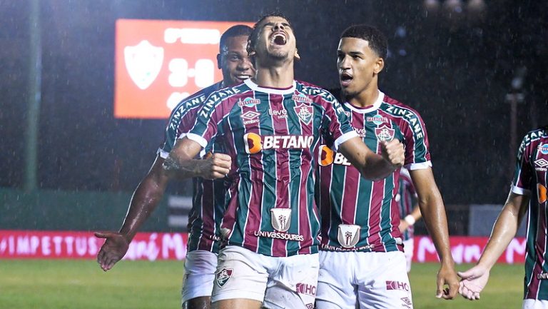 Fluminense bate Nova Iguaçu e assume a liderança do Carioca
