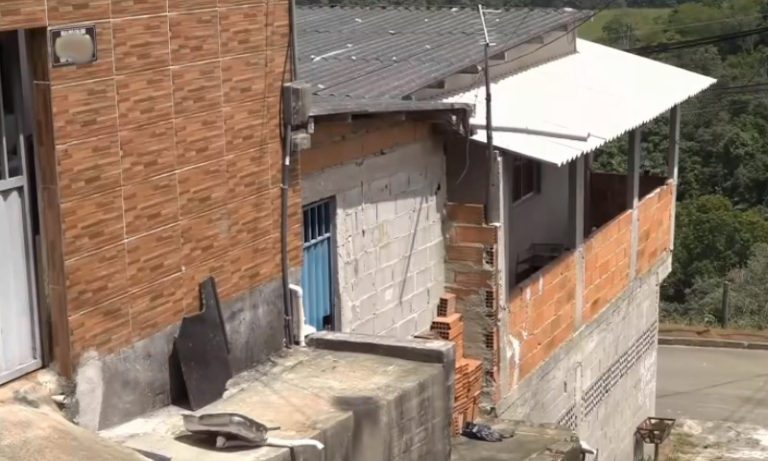 Gangue assalta motorista de aplicativo e faz família refém na Serra