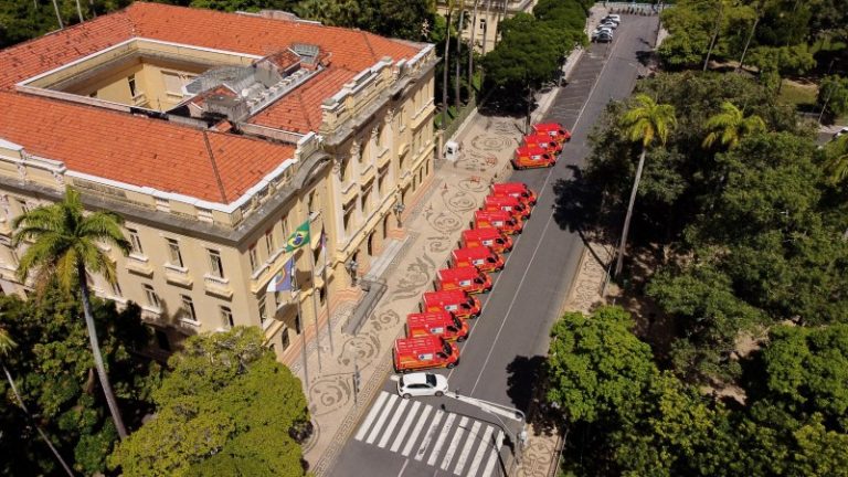 Governo de Pernambuco entrega novas viaturas ao Corpo de Bombeiros