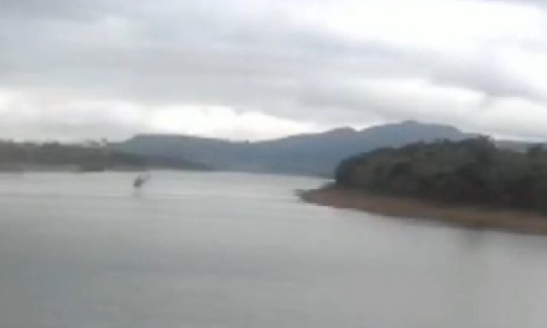 Helicóptero com quatro pessoas cai em lago em MG