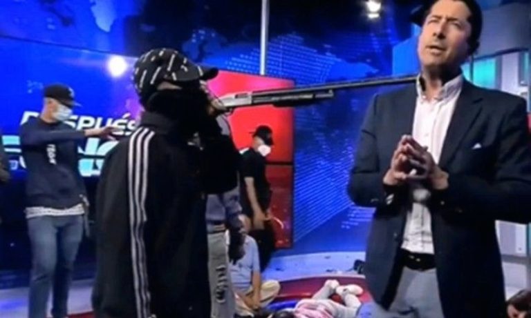 Homens armados invadem transmissão ao vivo de TV no Equador
