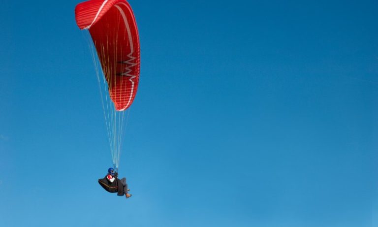 Idoso sofre acidente de paraglider no litoral de São Paulo